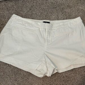 Gap white shorts 🤍
